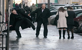 «А ЛЮДИ В ГОРОДЕ ГУЛЯЮТ ПО ЛЬДУ…» Основные зимние проблемы со здоровьем